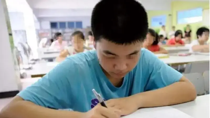 老师诬陷我考试作弊,之后每次考试都交白卷,高考后我考上了清华