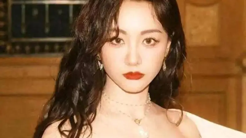 杨蓉靓丽写真美爆了！颜值超高身材娇小却性感火辣