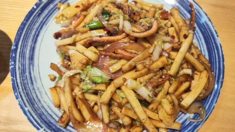 鱿鱼炒年糕：鲜弹软糯一锅端，家常做法秒变街头美味