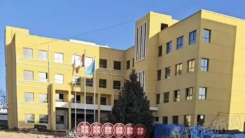 945万教学楼烂尾六年，新楼空置老屋苦撑