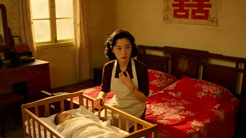 古城烟火气里的寻常黄昏,75年那盏煤油灯下,她喂完熟睡的娃,轻声说见笑了