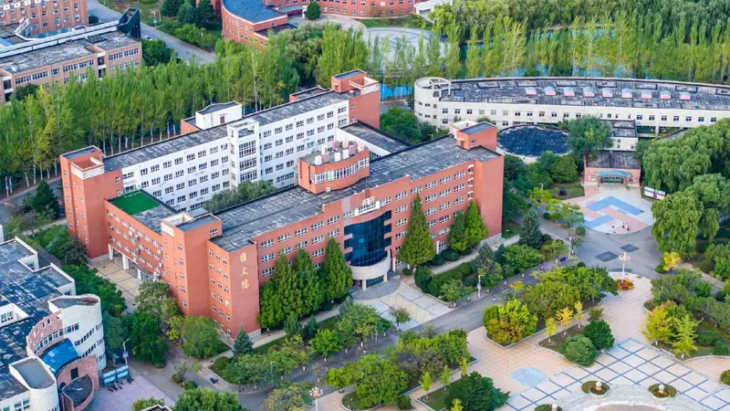 大学，正在往县城“跑”
