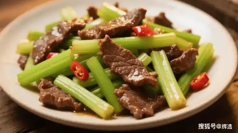 胡芹炒牛肉，一盘端上桌，米饭得提前多蒸半锅
