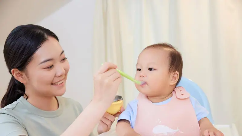 孩子一岁后吃什么？怎么吃很重要，搞错导致孩子变笨，长不高