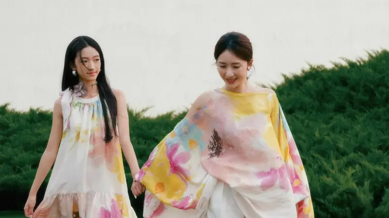 古城里的文艺温情，李念携女儿卡卡拍写真，眉眼带秀柔气质