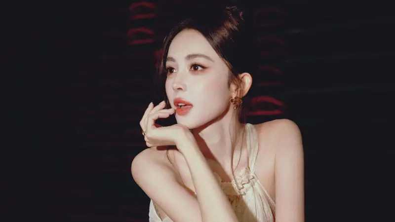 古力娜扎拍夜幕大片打扮靓丽 肌肤雪白少女感十足