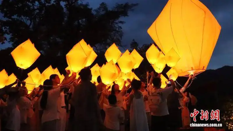 江西篁岭崖上古村，夏夜被传统灯彩晕出满溢文艺气息