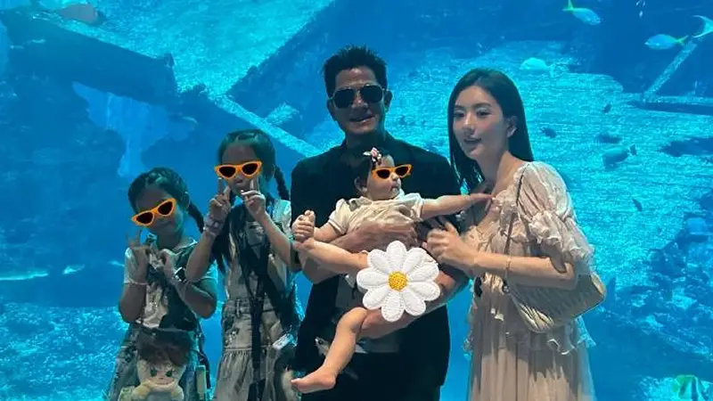 方媛晒全家出游照，郭富城抱着小女儿笑容灿烂，一家五口超幸福