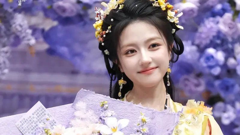 李兰迪穿古装仙气飘飘笑容清甜 俏皮比心好似小猫