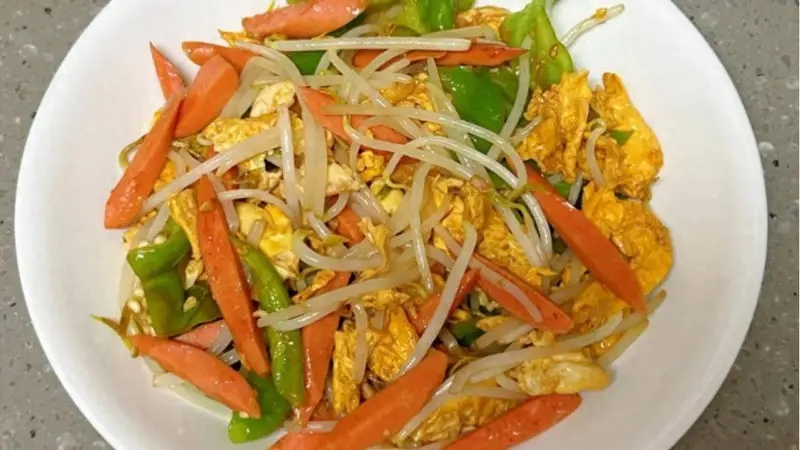 夏日清爽小炒——青椒火腿鸡蛋炒豆芽，5分钟出锅，比肉还香