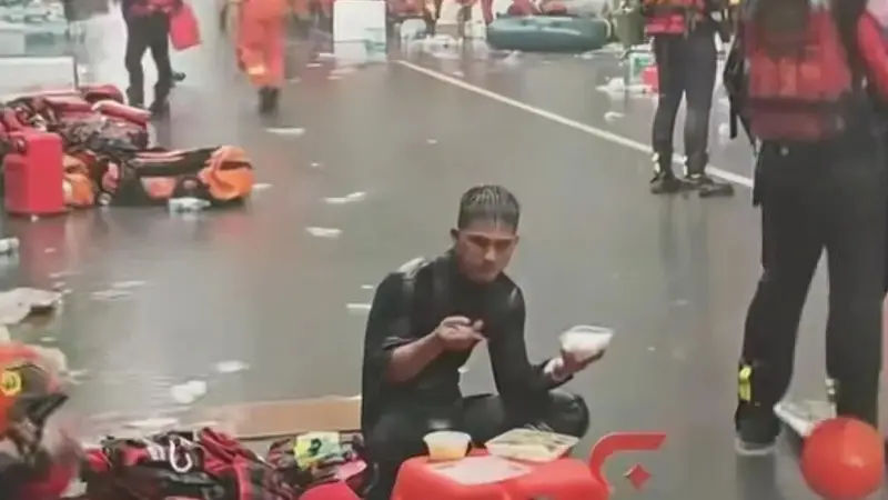 广西贵港“雨水泡饭消防员”找到了：退伍军人 | 网友：这就是我们该追的星