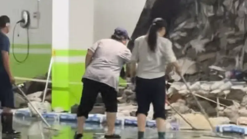 辽宁一小区地下车库墙体暴雨中坍塌,露出大量生活垃圾引发业主质疑