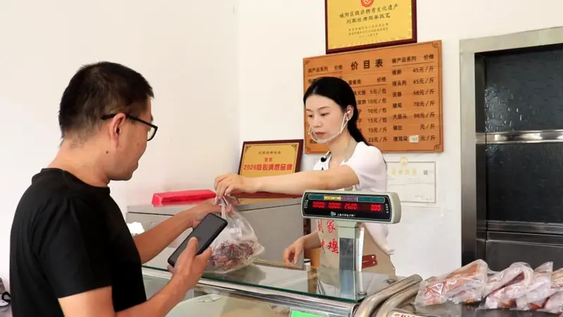 从世界500强到熏炉旁，海归姑娘接棒非遗烤鸡架