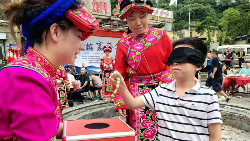 邛崃南宝山镇直台村高山蓝莓嘉年华启幕 体验羌族风情与田园采摘乐趣