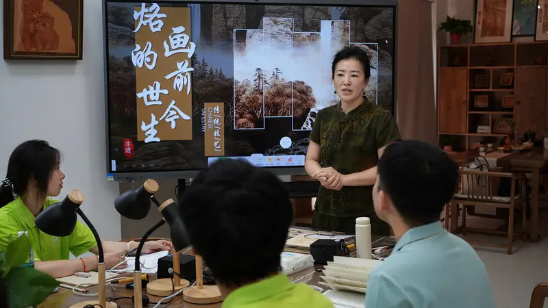 AR赋能非遗烙画,重庆电力高专青年点亮千年技艺“青春薪火”