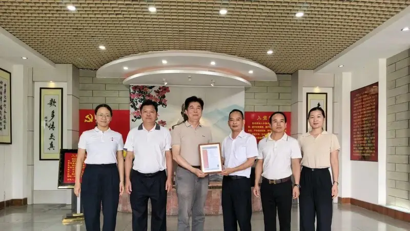 非遗微雕《七律·李坚真》捐赠丰顺坚真纪念馆 方寸藏匠心 微雕寄初心
