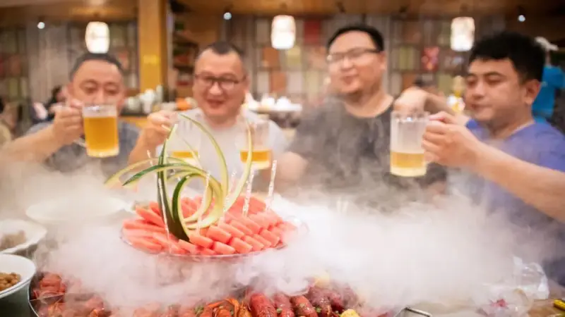 麻辣小龙虾+冰啤酒是夏季肠胃炎元凶?专家拆解真实风险