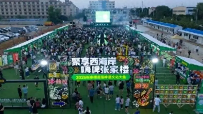 从晨光咖啡到深夜焰火，一站式解锁夏日海岸浪漫