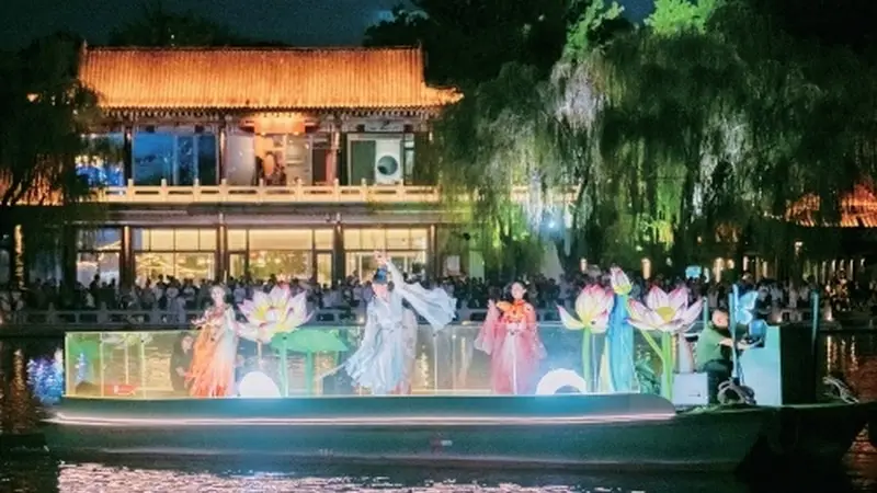 画舫演艺沿护城河全新亮相泉城夜色