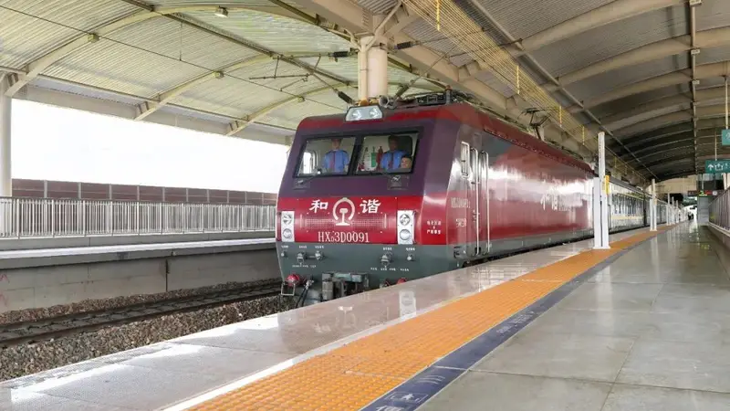内蒙古开行今年首趟进疆旅游专列 Y35次列车满载旅客出发体验新疆风光