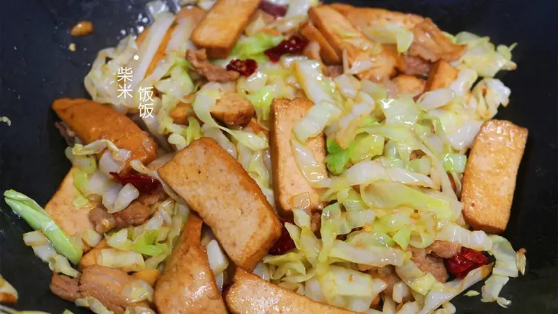 包菜搭配这两样，大火一炒满屋香，家常菜，开胃又下饭