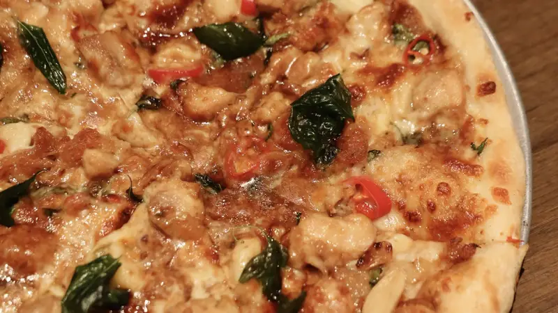 陕康里古城风小店 台式三杯鸡披萨藏匠心巧思
