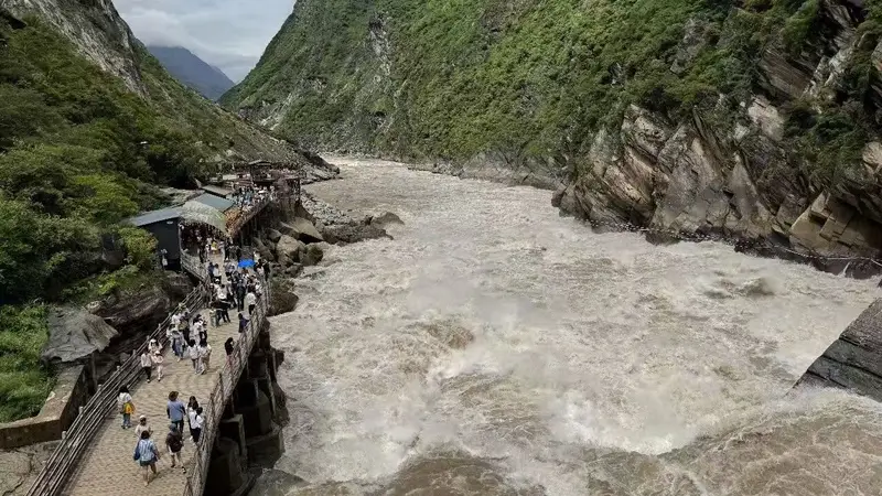 云南虎跳峡景区发生局部山体落石,景区回应
