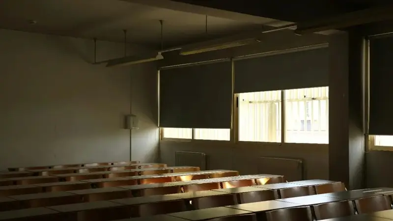 追踪2.7万名学生30个月，港大研究发现：AI最先「重创」的竟是尖子生…