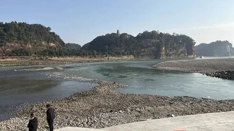 在乐山大佛面前漂流自拍？景区管委会：当场劝离，已批评教育