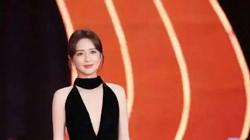 佟丽娅黑丝造型惊艳全场,43岁美腿逆天,野性美感拉满