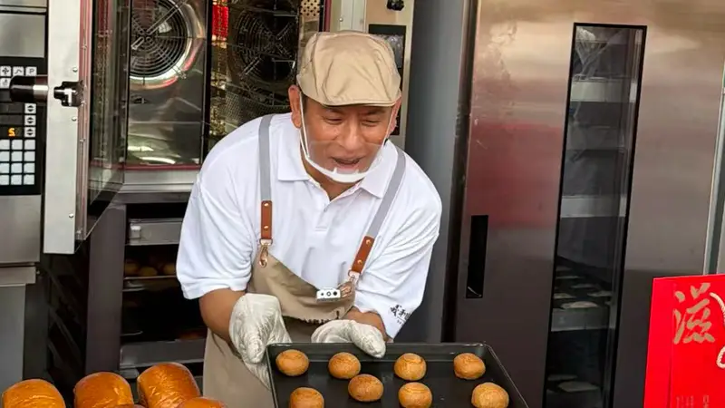 义利快闪店亮相中山公园金鱼文化节，推出现烤“自来红”月饼