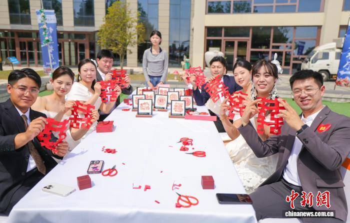 山东荣成举办集体婚礼 新人共剪“喜”字定格浪漫