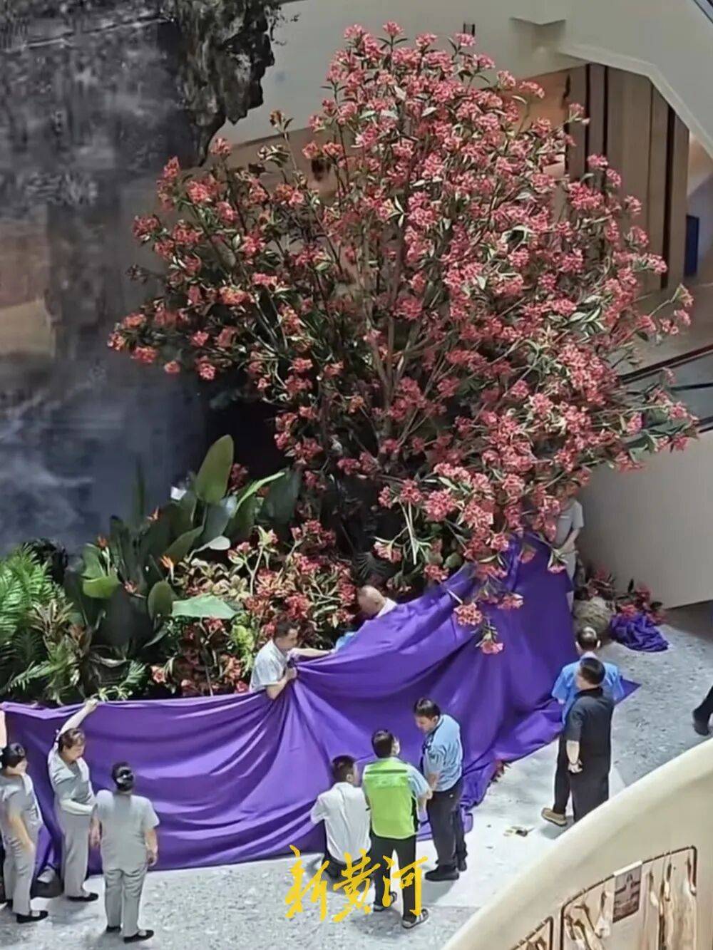 西安一商场发生人员坠楼事件？警方回应：正在办理案件，具体情况尚不清楚
