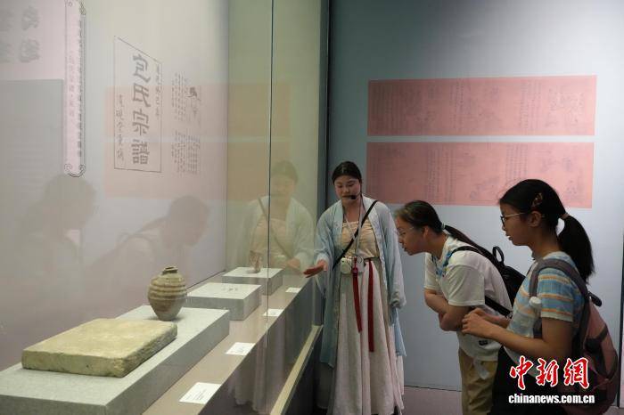 “开封有个包青天——包拯和他的时代”特展引游客参观