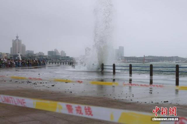 台风“巴威”北上影响山东半岛 青岛沿海出现海水漫堤
