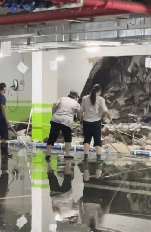 辽宁一小区地下车库墙体暴雨中坍塌，露出大量生活垃圾引发业主质疑
