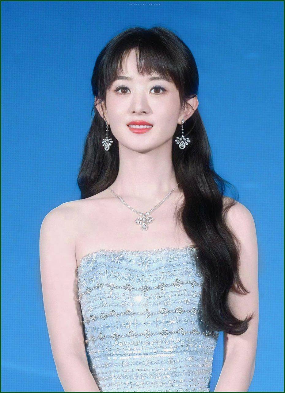 36岁赵丽颖突然换回长发，一袭水蓝裙美到网友炸锅，她这是要改走温柔路线了？