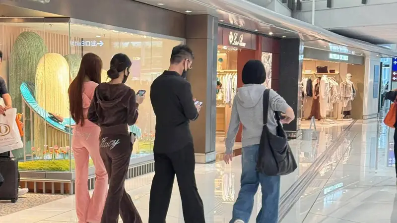 小S和老公带女儿到香港度假 一家四口逛商场好惬意