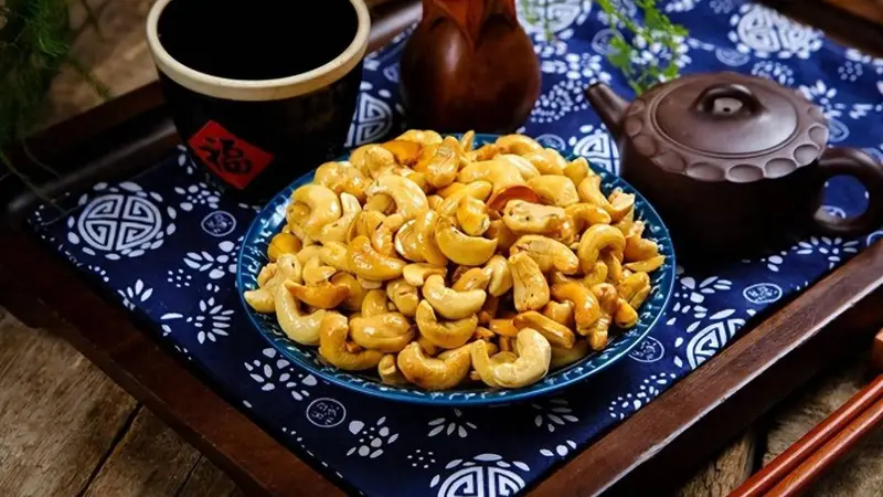 腰果与中国的百年情缘：从海外奇珍到国民零食
