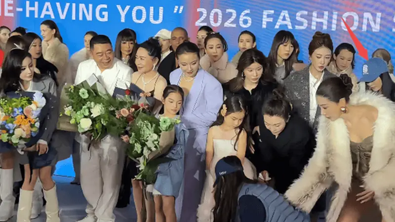 赵子琪小女儿秀场低血糖2次晕倒，一旁亲姐站着不动被指太冷漠