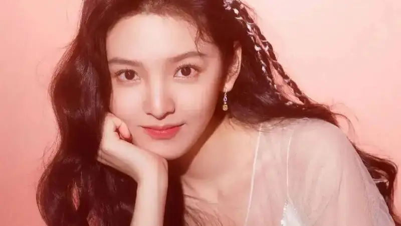“光线一姐”章若楠清丽颜值美爆了！曼妙身材性感撩人