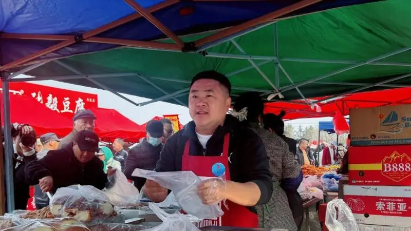 法国美女来中国旅游却一直摇头，我问了才知道，这背后有原因