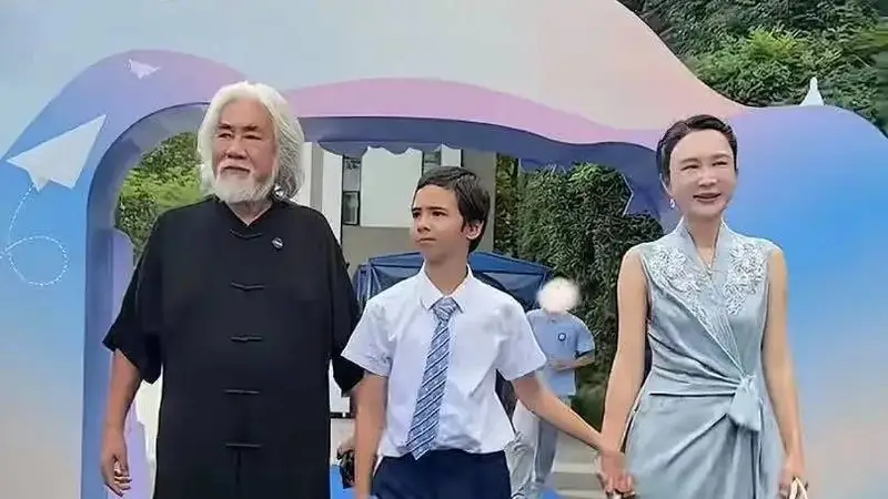 73岁张纪中为继子穿衣梳头,杜星霖一身贵气出席毕业典礼
