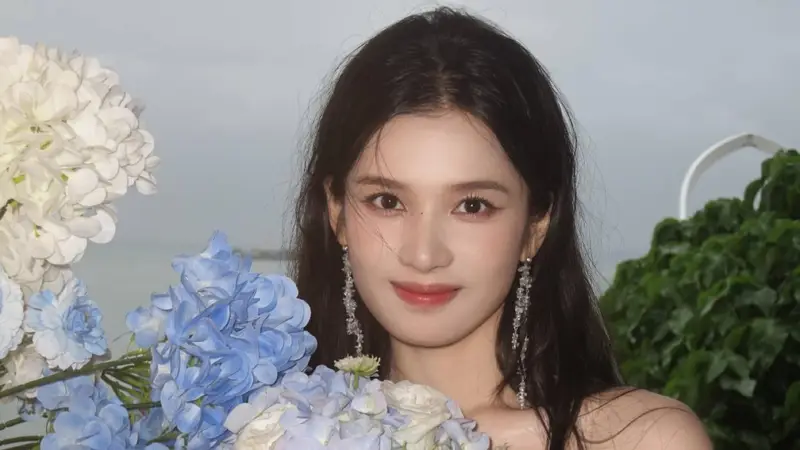 张婧仪《野狗骨头》花絮照曝光，手捧绣球回眸一笑甜度爆表