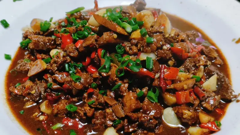 吕文扬以匠心爆炒湘味血鸭，锁住鲜辣烟火魂