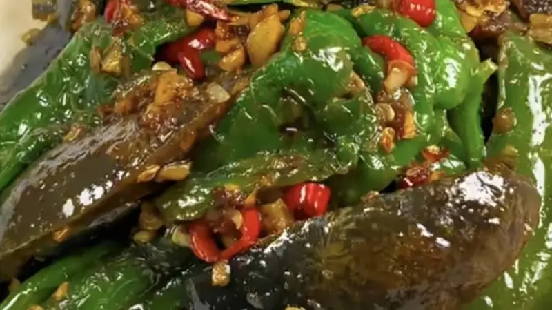 擂椒炒皮蛋：焦香软糯家常菜！