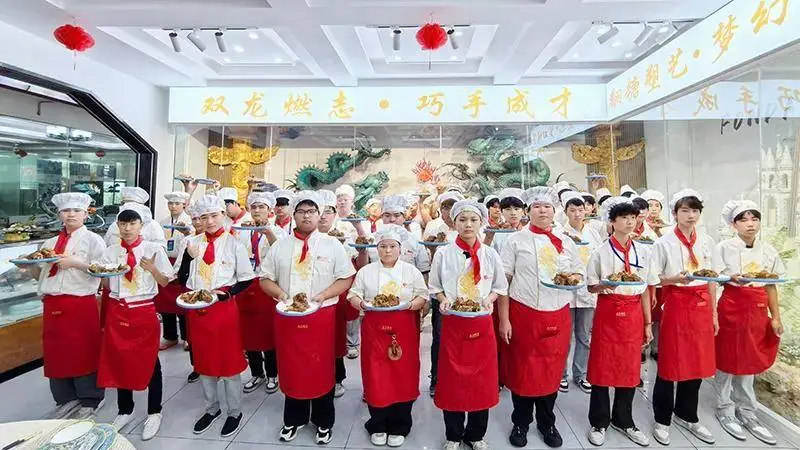 郑州北方烹饪学子慢炖酱香大骨 实战练就厨艺真功夫