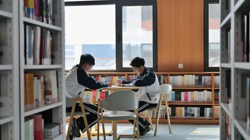 天天学习｜一方感恩碑 廿载育人心