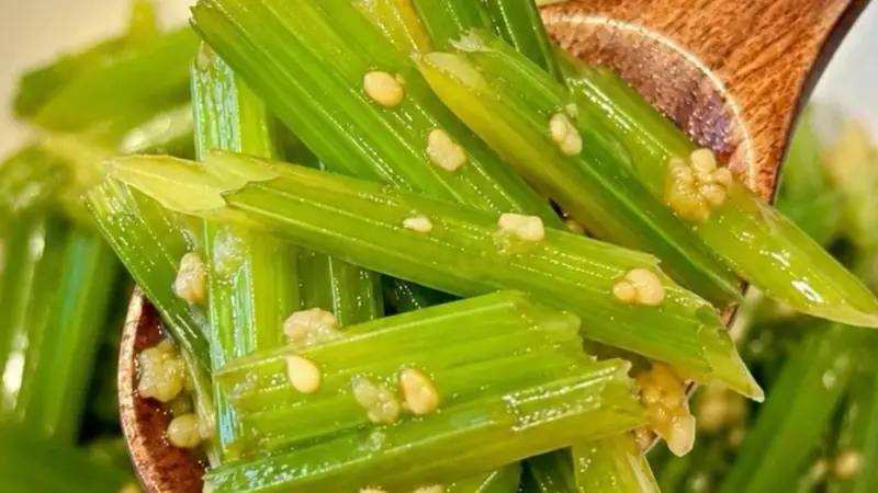 拌芹菜：嘎嘣脆爽口的开胃神器，3分钟搞定夏日餐桌C位！
