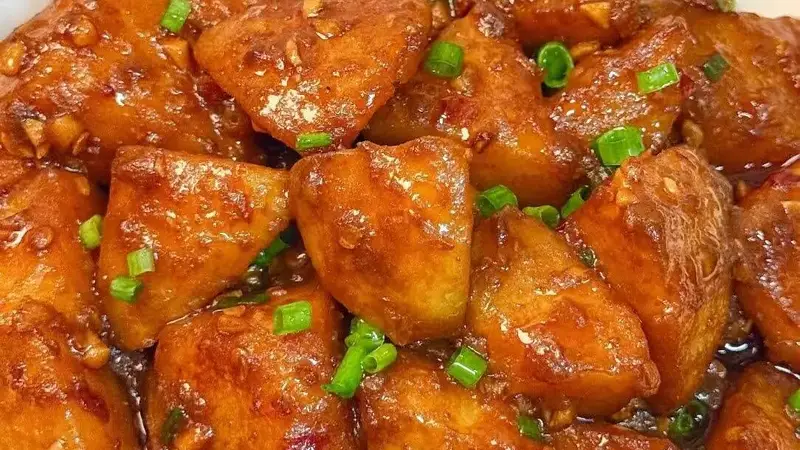 红烧土豆：粉糯入味比肉香，新手也能轻松复刻的下饭神器